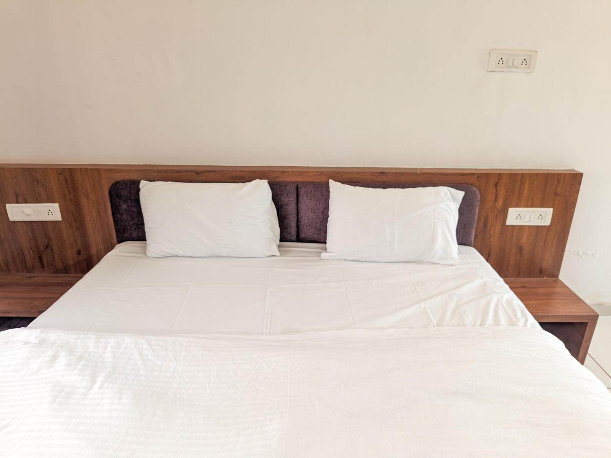 Samrat Homestay Garudeshwar エクステリア 写真