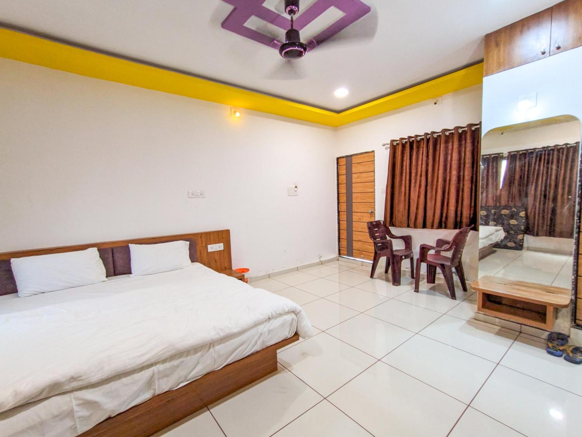 Samrat Homestay Garudeshwar エクステリア 写真