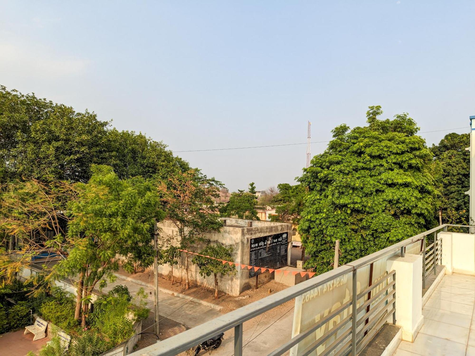 Samrat Homestay Garudeshwar エクステリア 写真