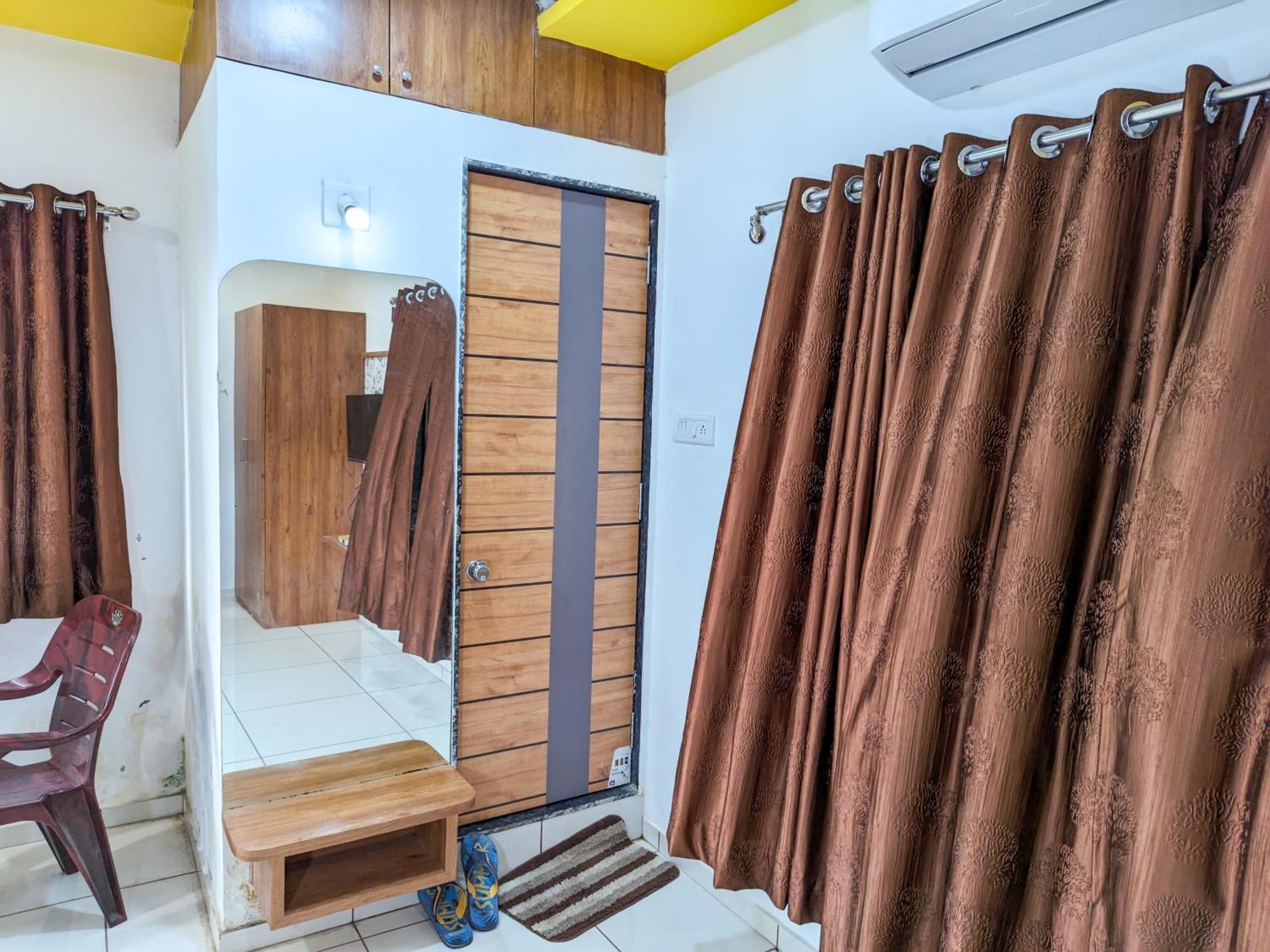 Samrat Homestay Garudeshwar エクステリア 写真