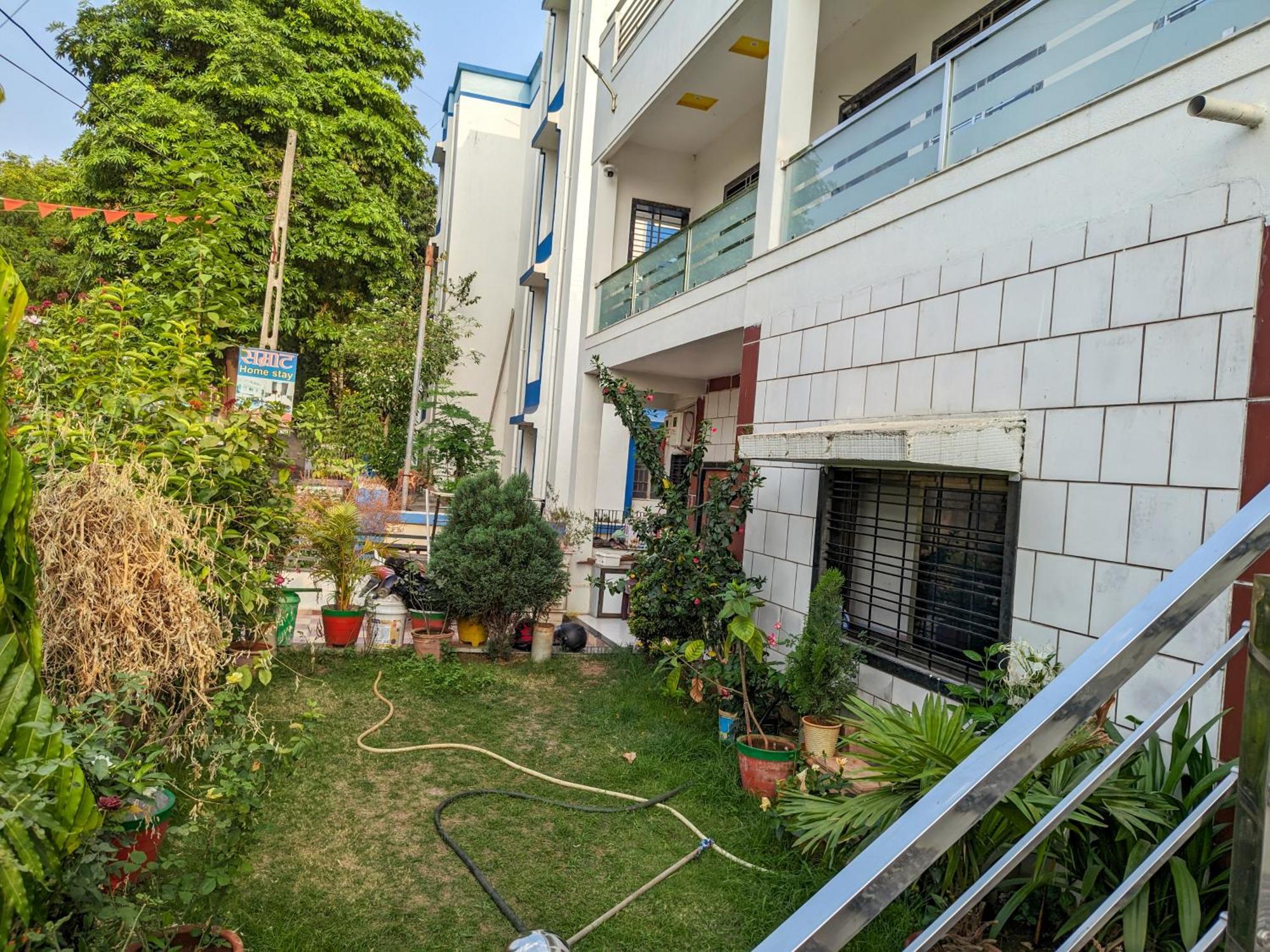 Samrat Homestay Garudeshwar エクステリア 写真
